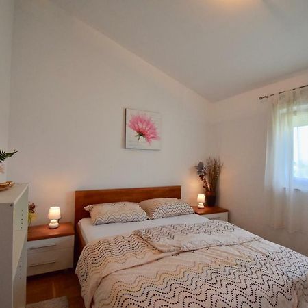 Comfortable Apartment Near The Hidrobaza Beach Štinjan Exterior foto